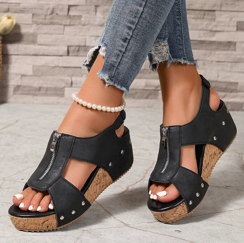 סנדלי פלטפורמה במדרגה חדשה לנשים ComfortStep™
